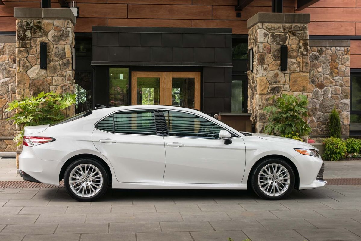 Cho thuê Toyota camry đời mới màu trắng