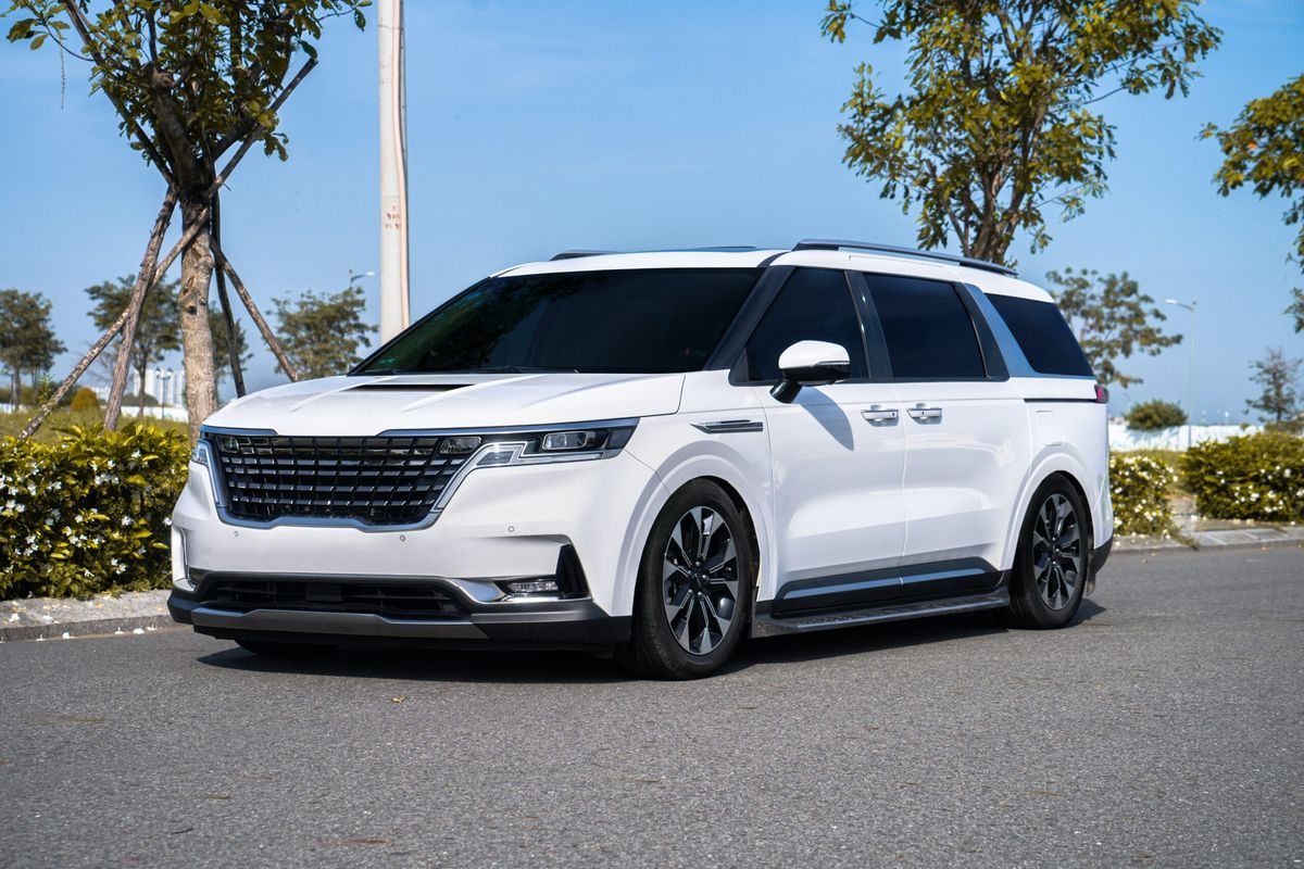 Thuê xe Kia Carnival trắng đời mới