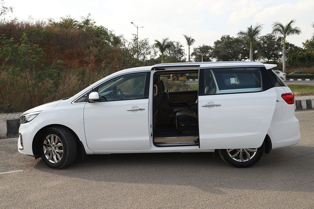 Thuê xe kia canival đời mới