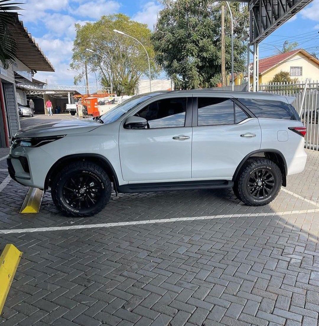 Thuê xe xe fortuner đời mới