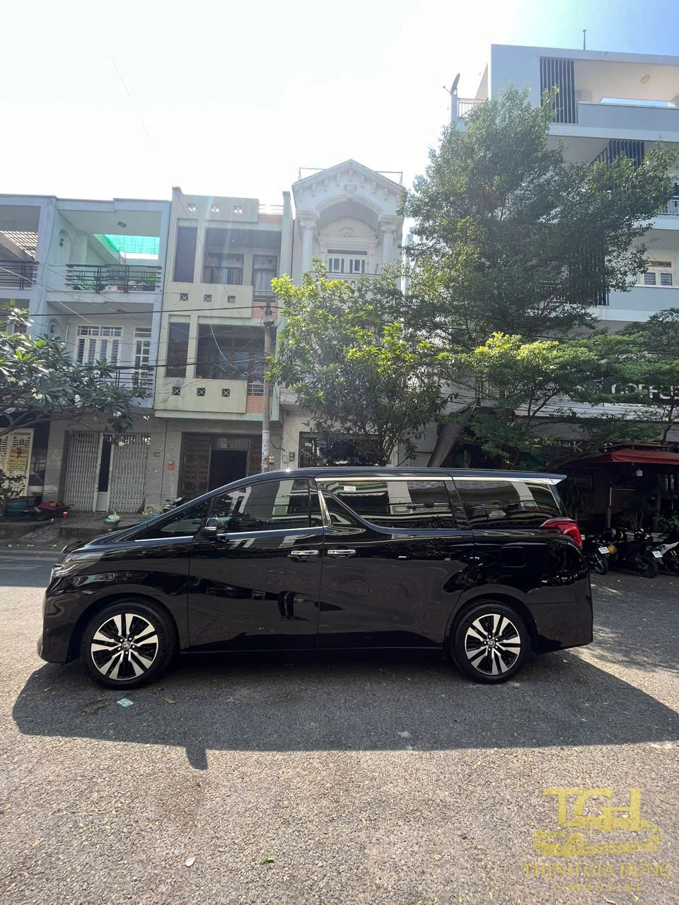 Giá thuê xe Toyota Alphard Giá thuê xe Toyota Alphard