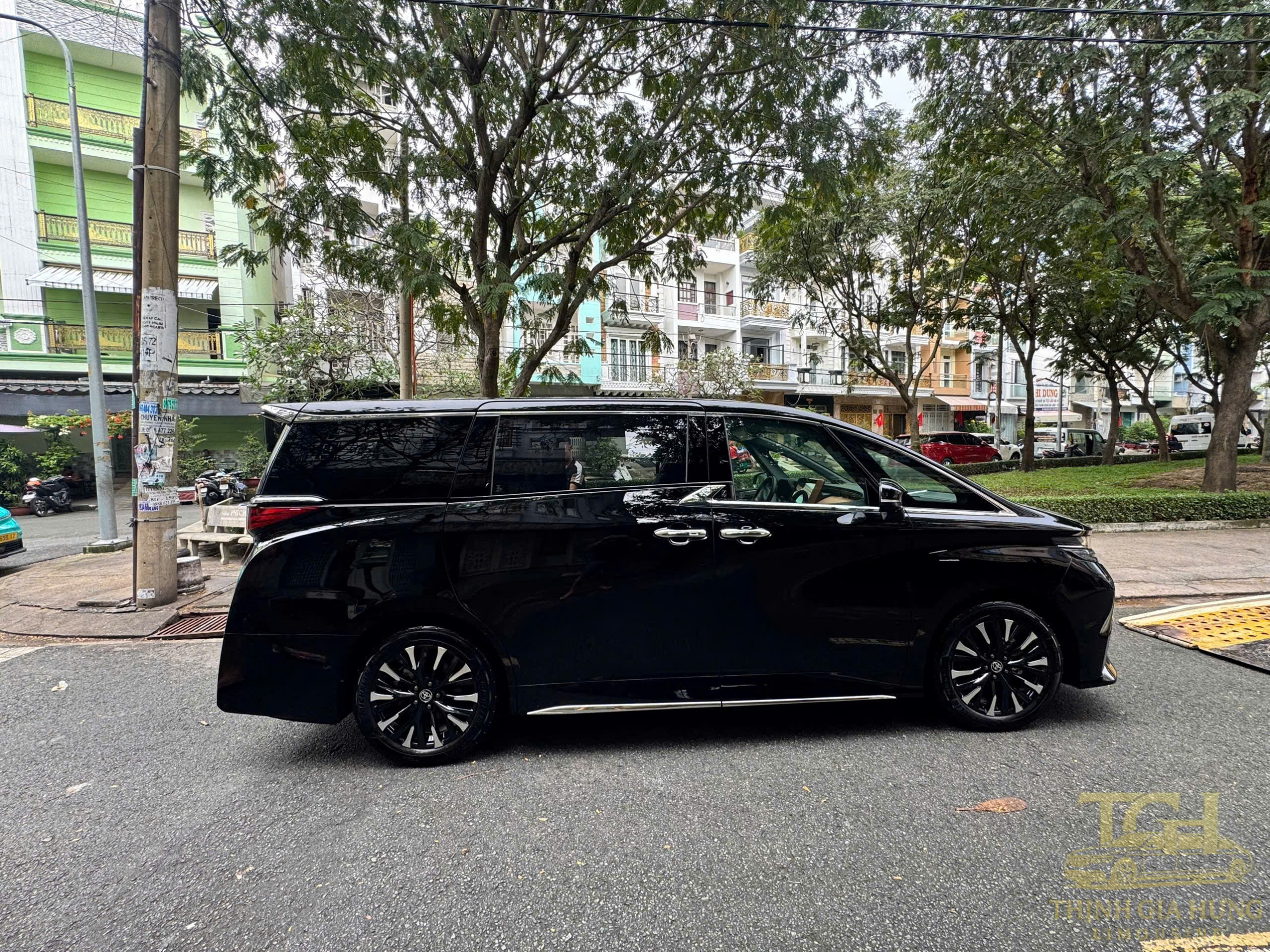 Thuê xe Alphard TPHCM Thuê xe Alphard TPHCM