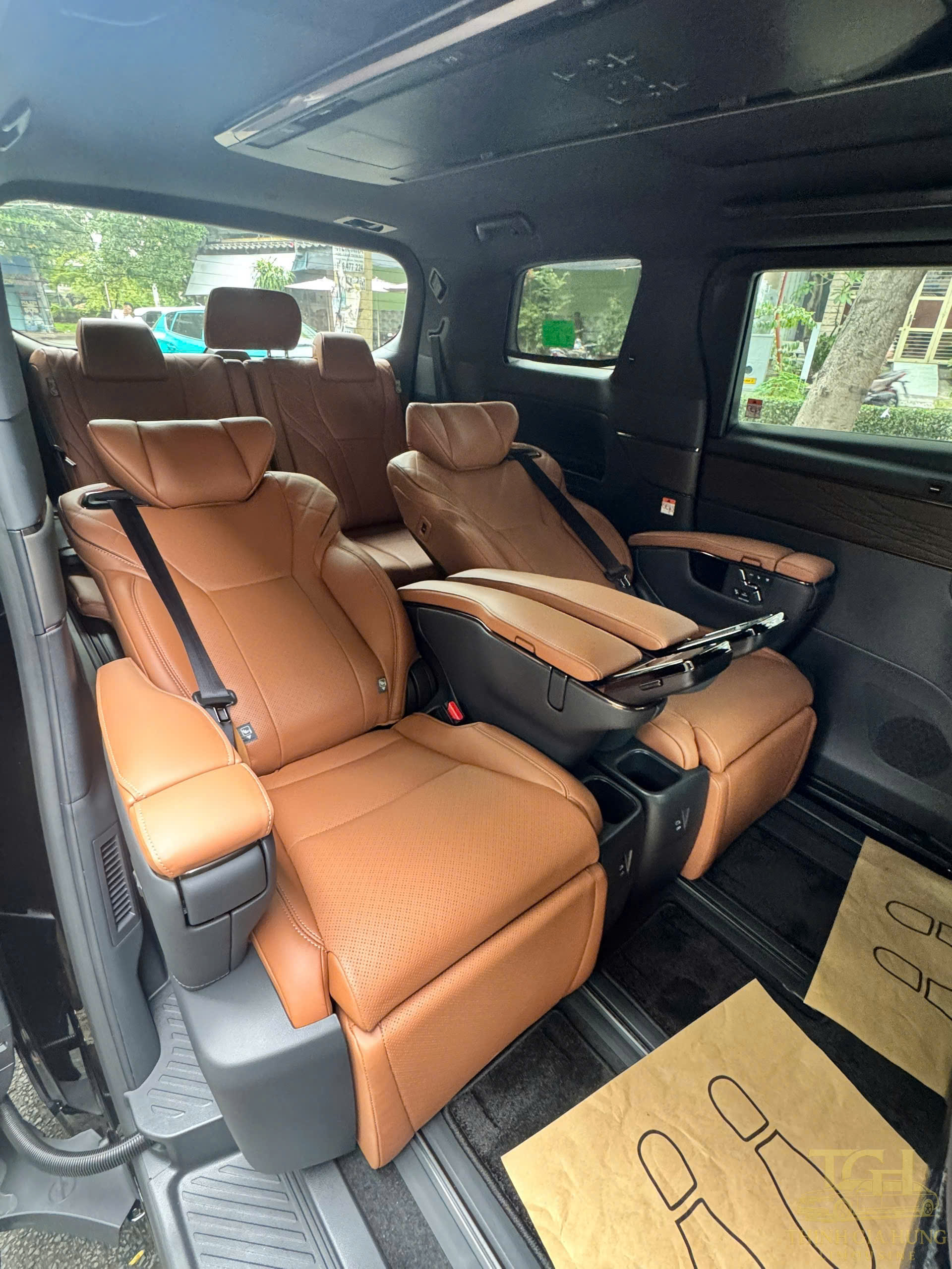 Thuê xe Alphard đi đánh golf nội thất đẹp Thuê xe Alphard đi đánh golf nội thất đẹp