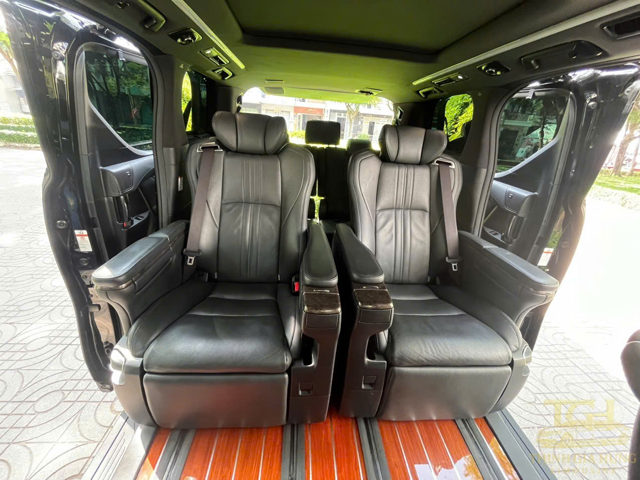 Thuê xe cưới Toyota Alphard nội thất hạng sang Thuê xe cưới Toyota Alphard nội thất hạng sang