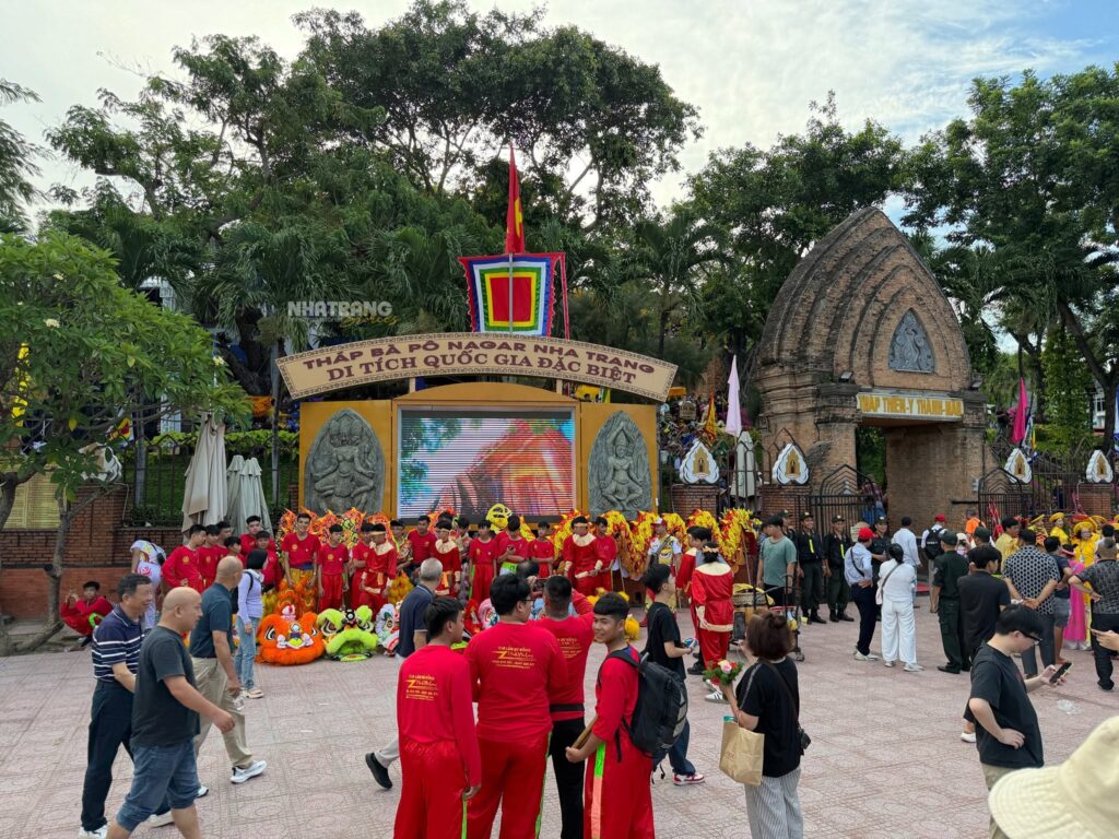Lễ hội tháp Ponaga-Điểm du lịch khi tới Nha Trang