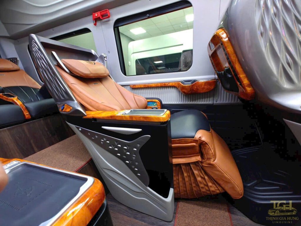 Thuê xe limousine 9 chỗ có massage giá tốt uy tín Tphcm