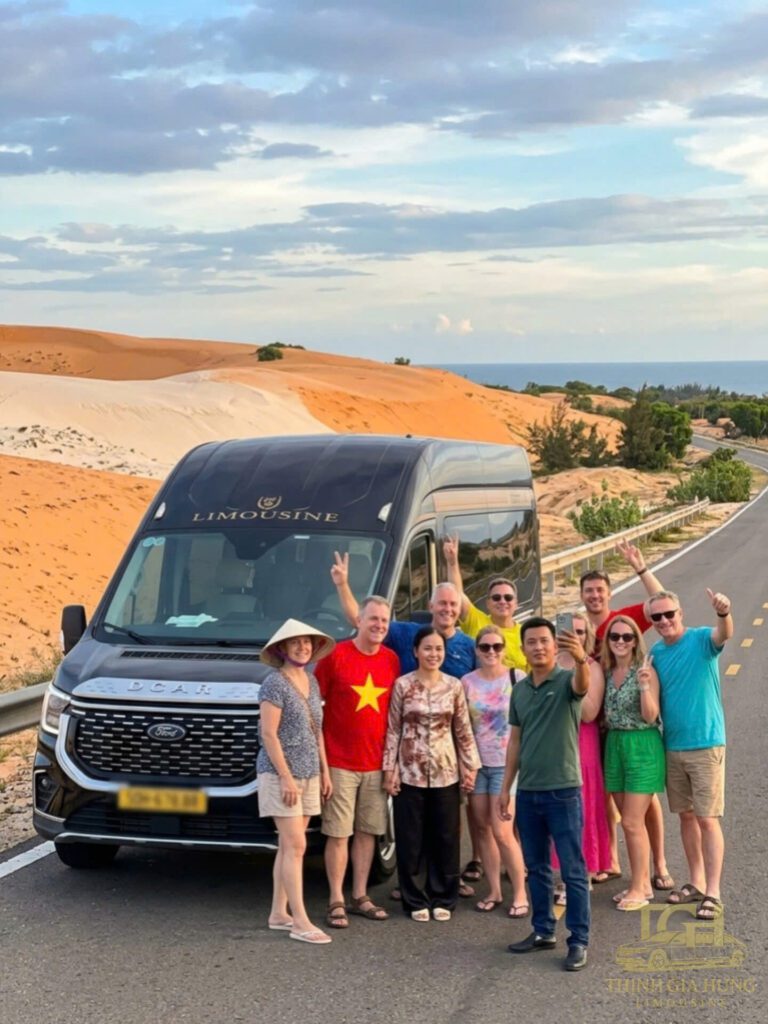 Khách Tây thuê xe 12 chỗ đi Phan Thiết